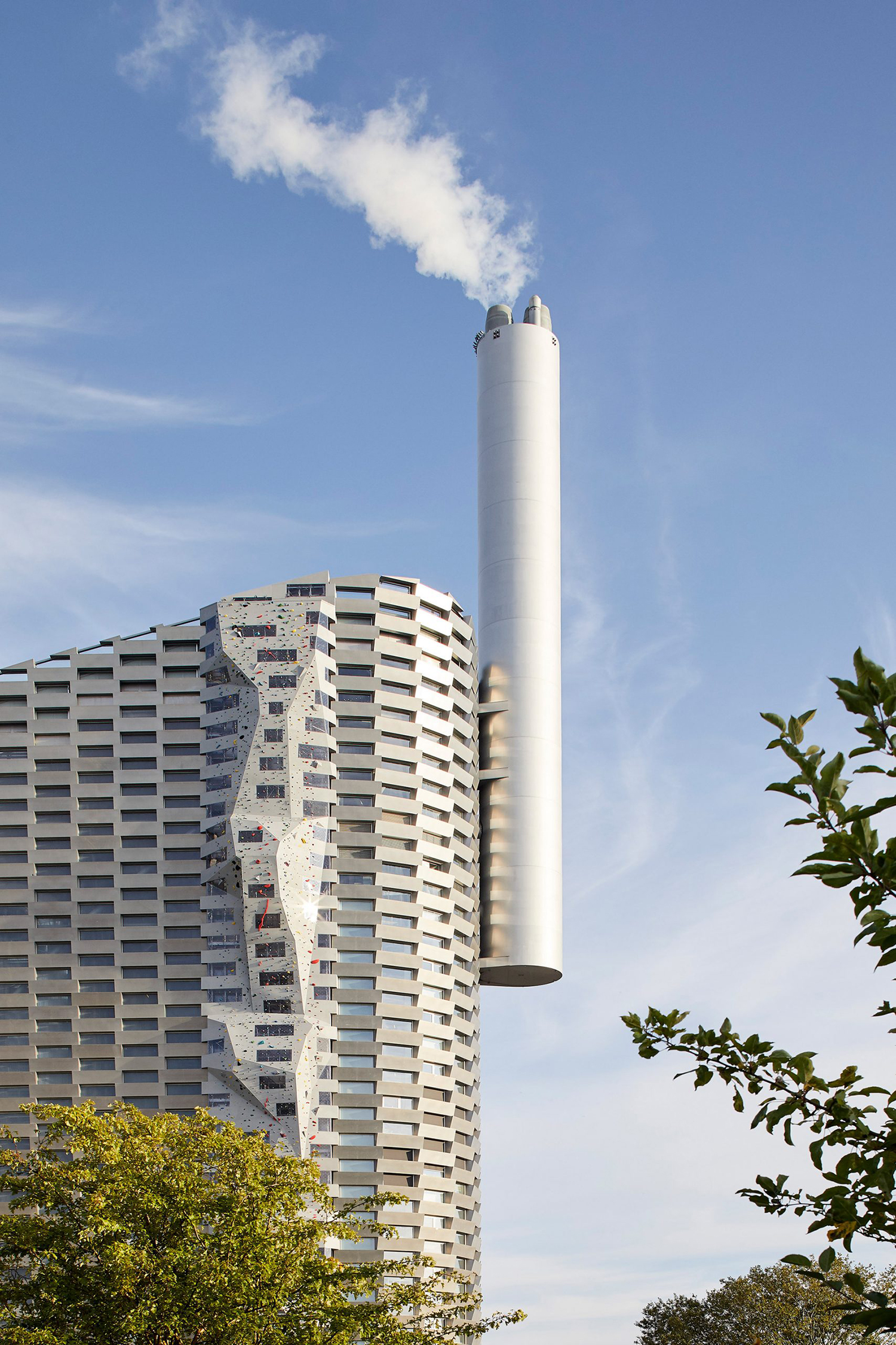 big copenhill amager bakke power station ski slope copenhagen hufton crow photography dezeen 2364 col 16 scaled